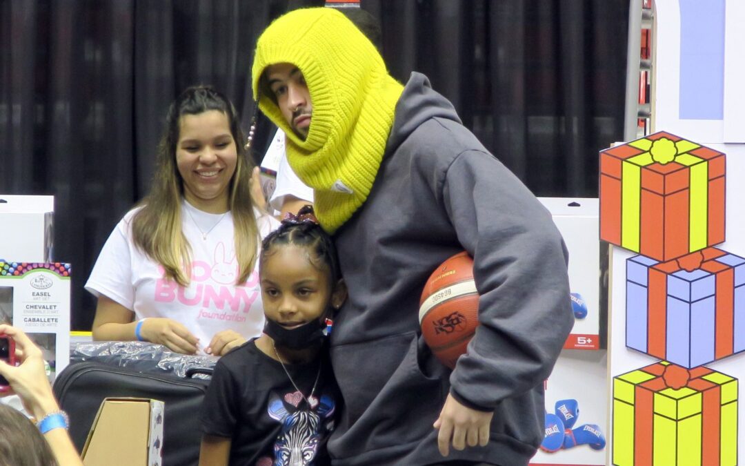 ‘Conejo Bueno’: Bad Bunny reparte 25 mil regalos en Puerto Rico por Navidad