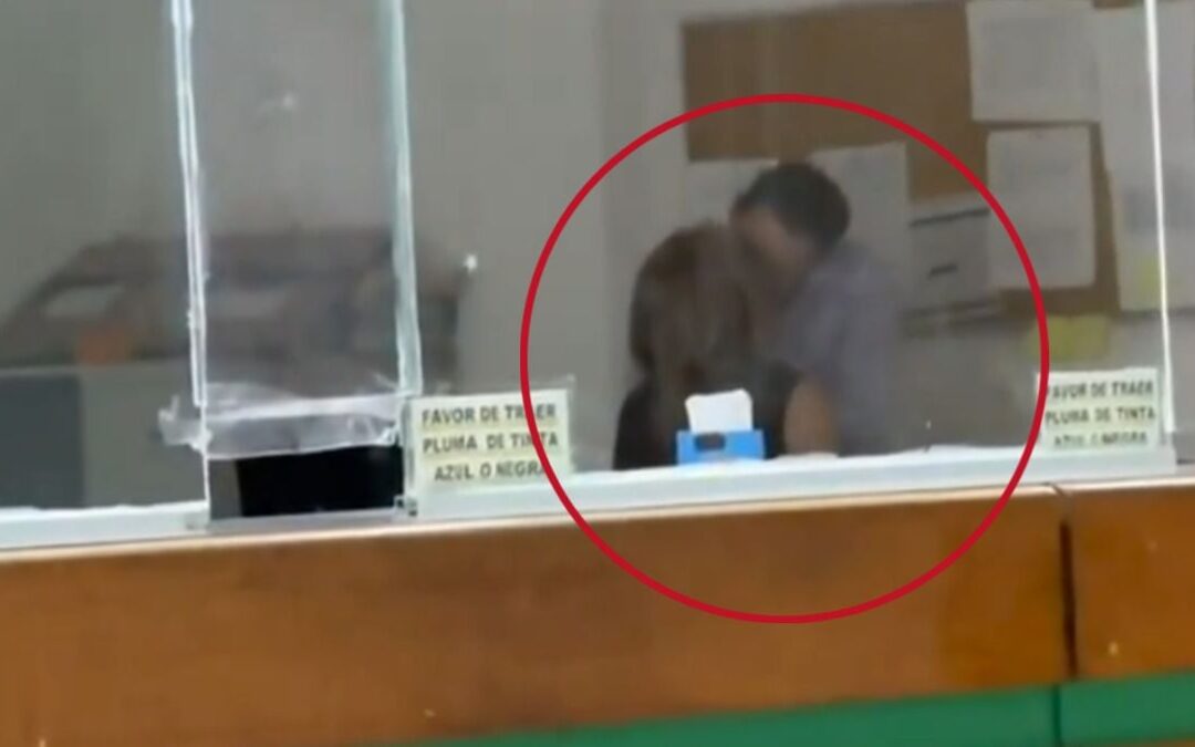 (VIDEO) Empleados del IMSS se besan ‘apasionadamente’… mientras personas hacen fila para ser atendidas