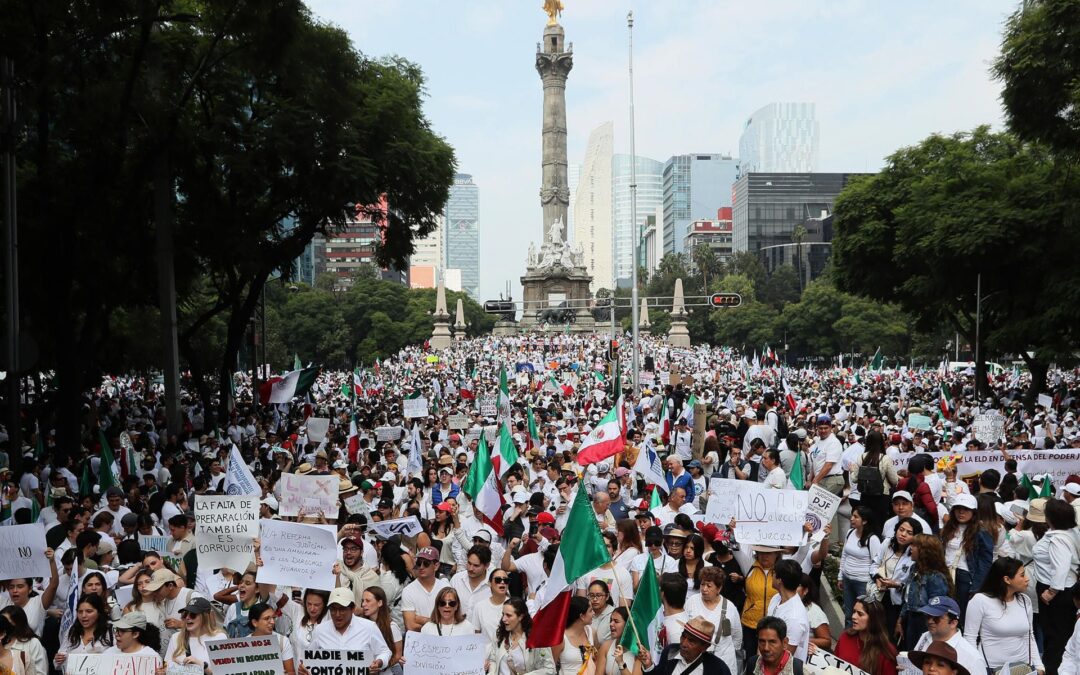 ‘Exámenes sí, tómbola no’: Estudiantes de Derecho marchan contra reforma judicial de AMLO