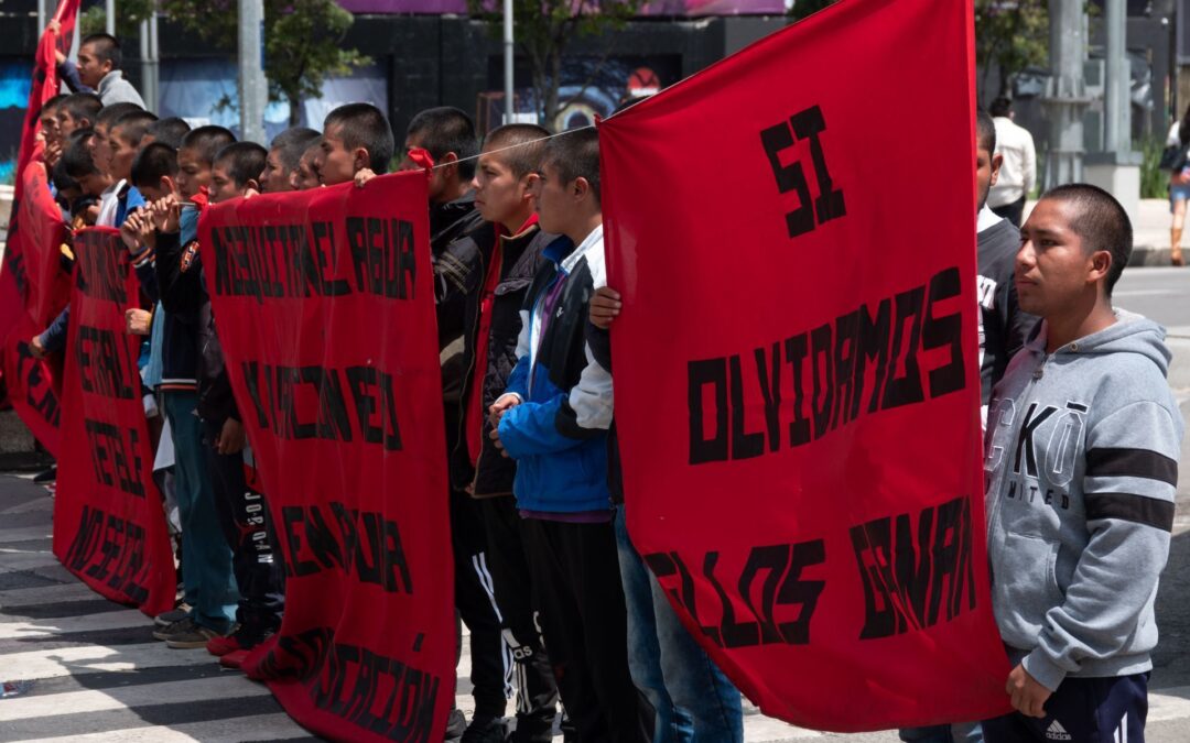 Protesta por caso Ayotzinapa: Normalistas lanzan petardos y piedras al Campo Militar 1-A