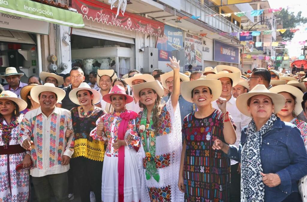 Evelyn Salgado convive en el Paseo del Pendón con las danzas