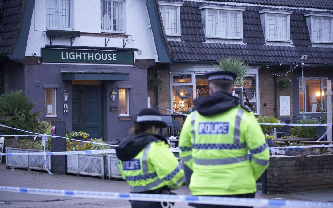 Violencia no perdona ni la Nochebuena: una mujer muere en tiroteo en bar de Reino Unido
