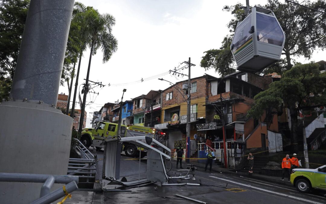 Teleférico se desploma con pasajeros en Medellín, Colombia; hay 1 muerto y 20 heridos (FOTOS)