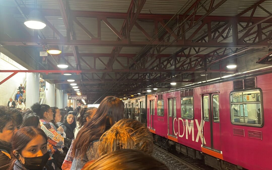 Metro de la CDMX: Reportan andenes llenos y falta de trenes en Líneas A, B, 3, 4 y otras