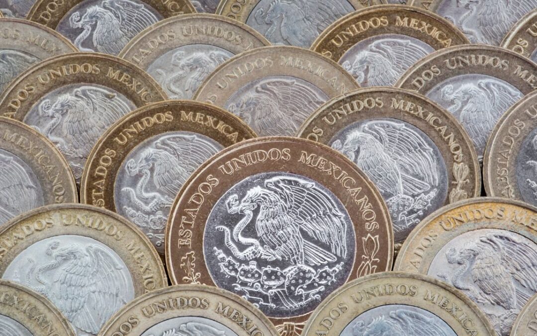 El reto de los 10 pesos y la botella: Cómo ahorrar 10 mil pesos con monedas, según la Condusef