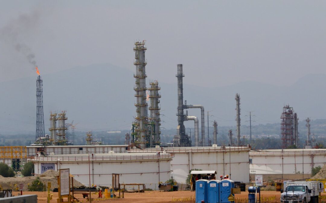 Pemex frustra ‘sueño petrolero’ de AMLO: Importaciones de gasolina crecen en mayo