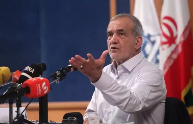 Reformista Masud Pezeshkian es investido  como nuevo presidente de Irán ante el Parlamento