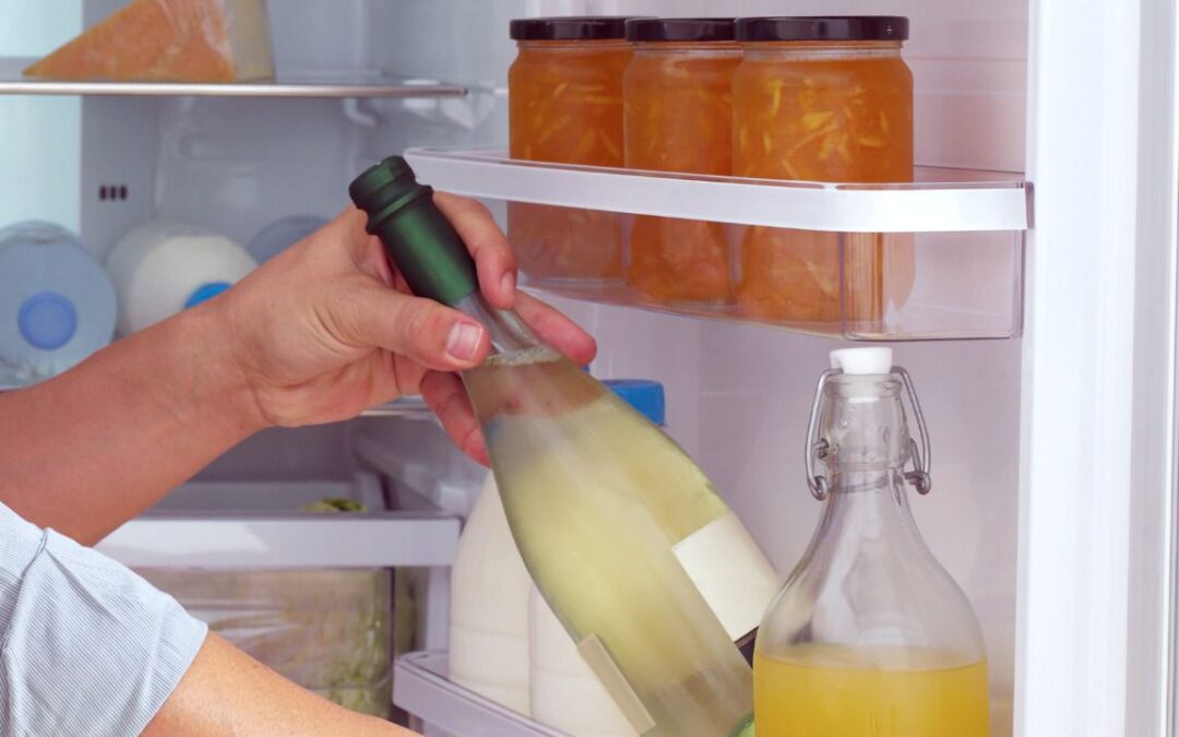 ¿Por qué no debes guardar el vino en el refrigerador? Esto dice una sommelier