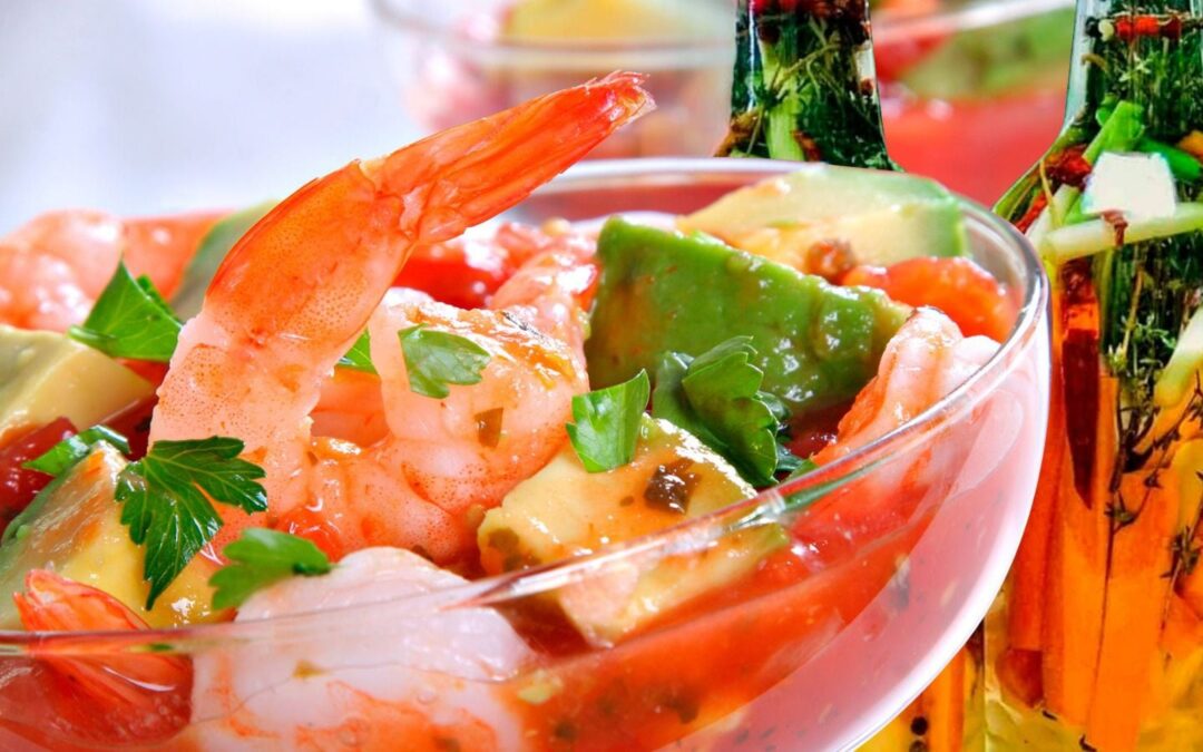 ¿De qué está hecha la salsa bruja que lleva el coctel de camarones?