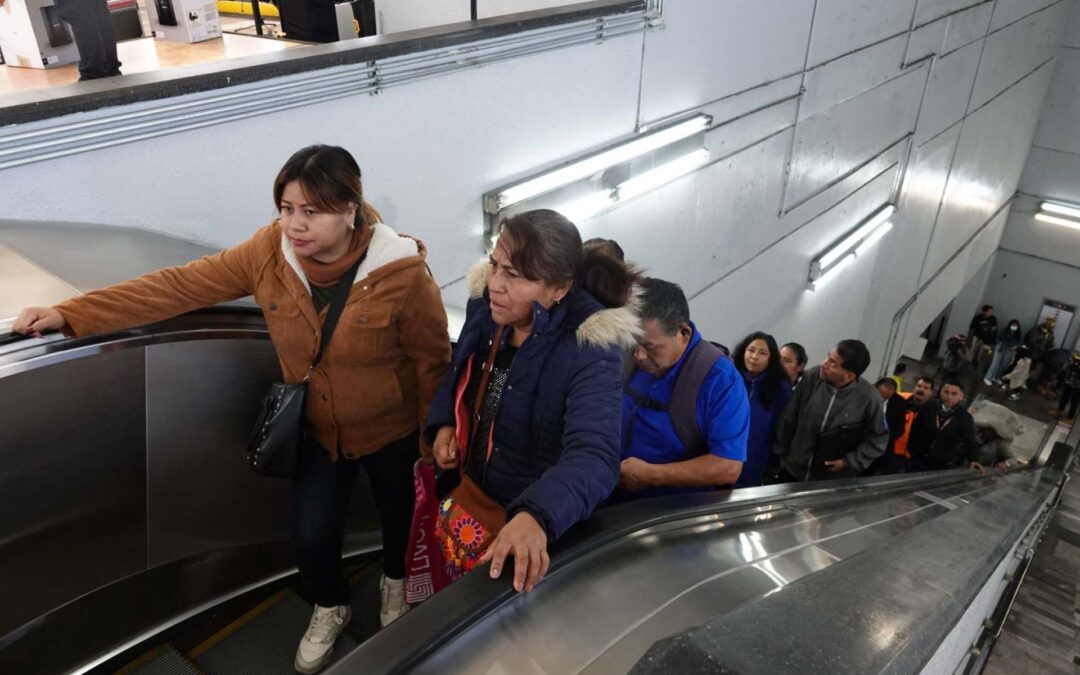 ‘Siempre es lo mismo con ustedes’: Usuarios de la Línea 8 del Metro CDMX esperan hasta 10 minutos