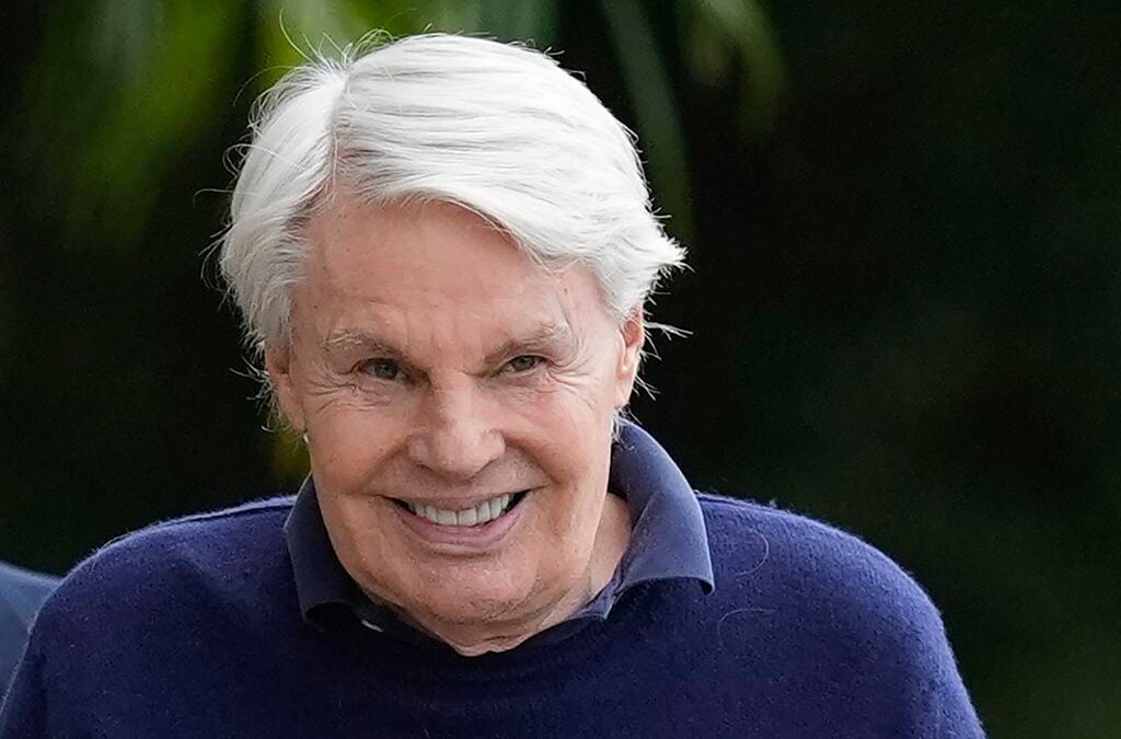 Michael Jeffries, exCEO de Abercrombie, libraría acusaciones sexuales; defensa alega demencia