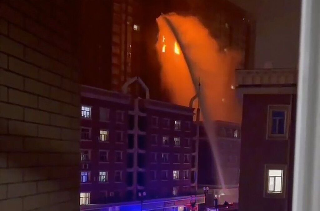 Incendio en China provoca la muerte de 10 personas y ‘enciende’ ira por COVID Cero