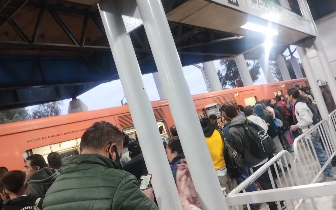 Líneas B y 8 del Metro CDMX son un ‘caos’: ¿Por qué los trenes tardan más de 20 minutos en pasar?