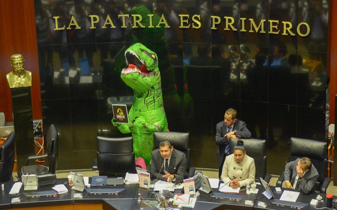 Xóchitl Gálvez, disfrazada de dinosaurio, protesta vs. reforma electoral: ‘será un Jurassic Plan’