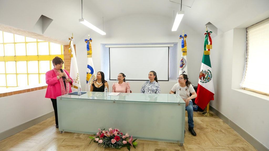 Comparten universitarias experiencias en el entorno educativo