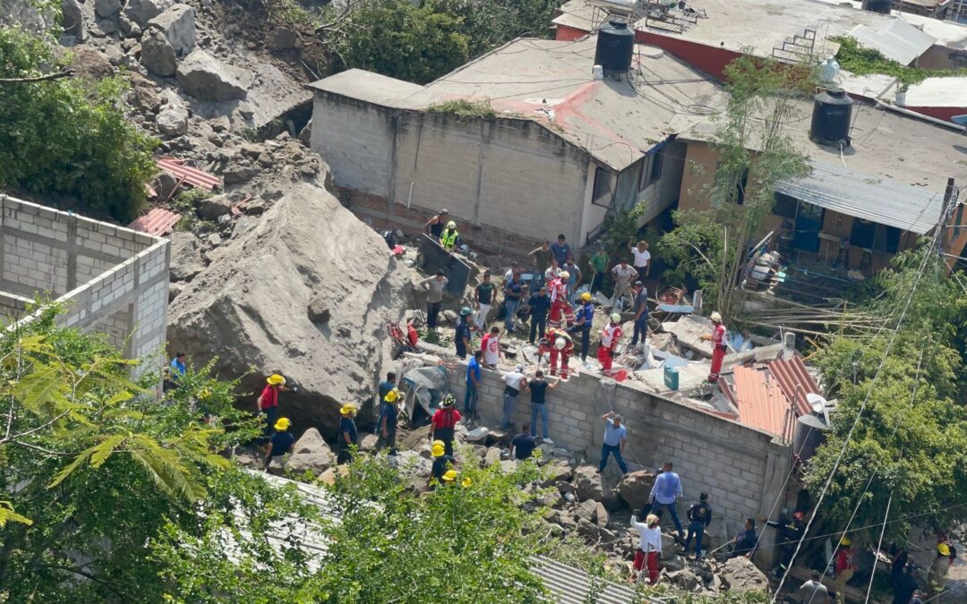 Derrumbe de paredón en Cuernavaca deja a familias atrapadas y heridas