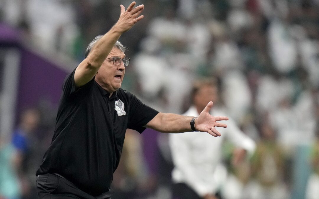 ‘Tata’ Martino regresa a México entre abucheos en el aeropuerto: ‘Por no llamar a Chicharito’