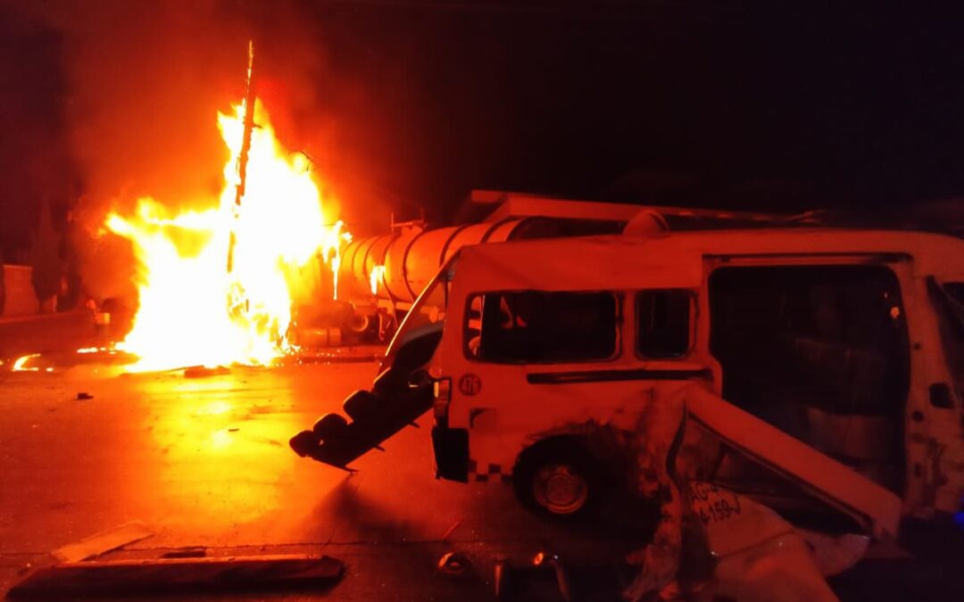 Camión con material inflamable se incendia al chocar con una combi en Ecatepec