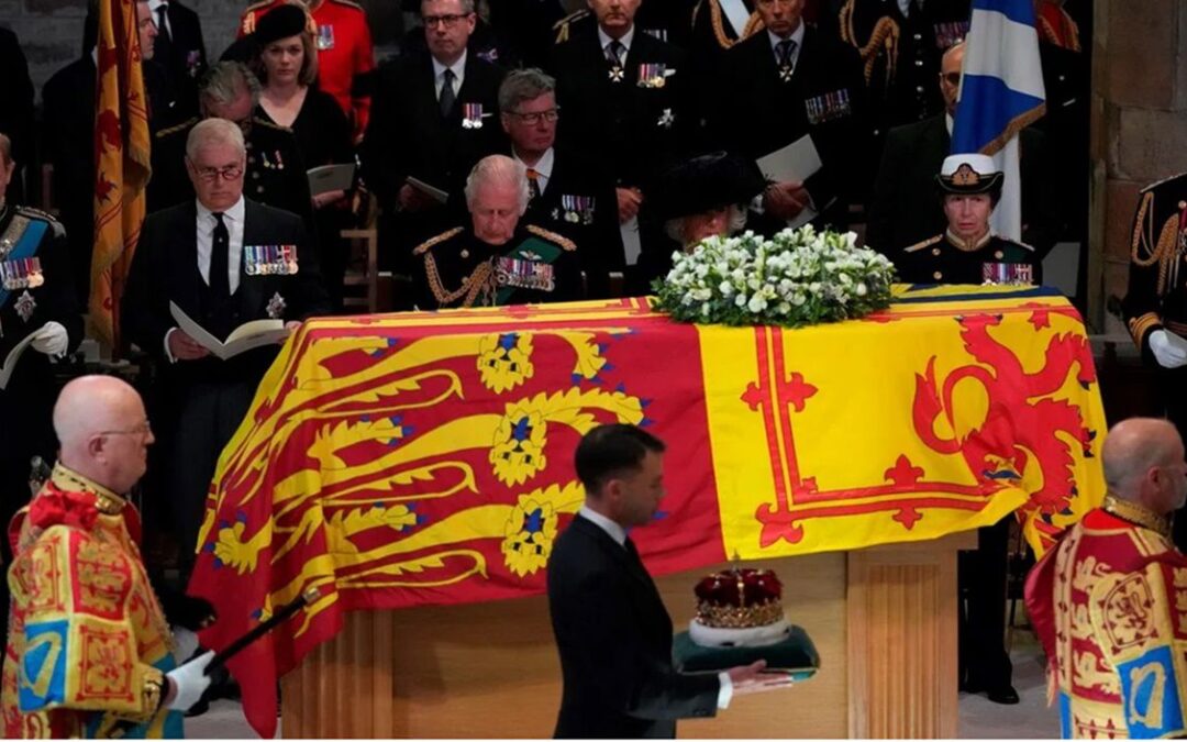 Carlos III marcha en cortejo fúnebre de Isabel II; asegura que seguirá el ejemplo de su madre