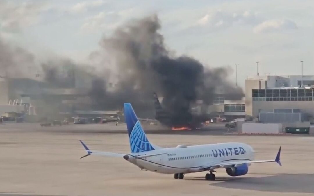 Avión de American Airlines se incendia en el aeropuerto de Denver; evacúan a pasajeros