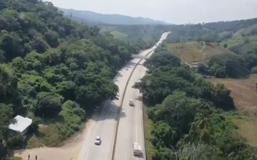 Realizan sobrevuelos de seguridad en la Autopista del Sol por alerta de asaltos violentos
