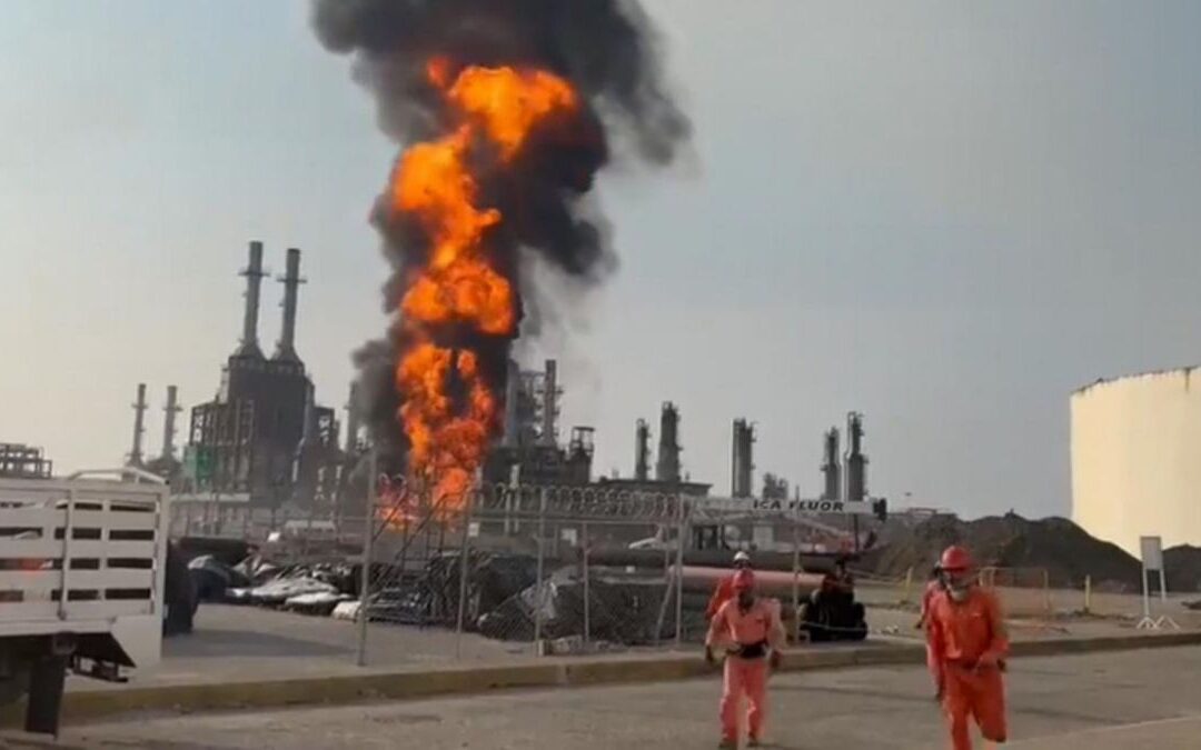 Se incendia refinería de Pemex en Salina Cruz, Oaxaca