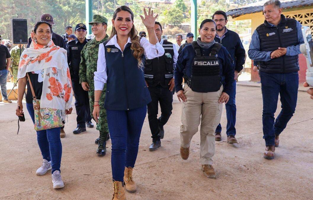 Evelyn Salgado se reúne con habitantes de El Durazno en La Sierra de Guerrero