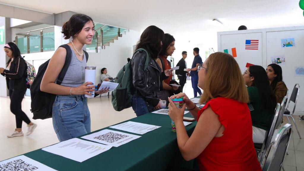 Exploran oferta educativa en Feria de Movilidad