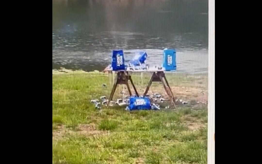 Bud Light lanza campaña con activista trans; usuarios se graban disparando vs. las chelas