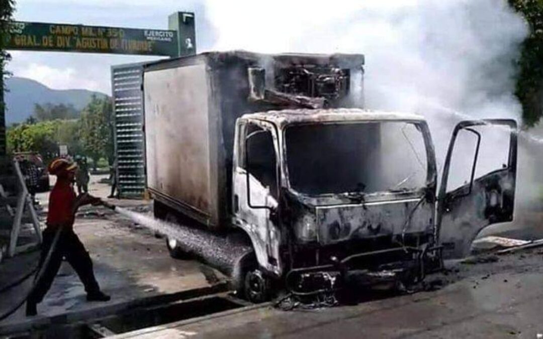 Normalistas de Ayotzinapa estrellan camión contra cuartel militar; exigen captura de soldados