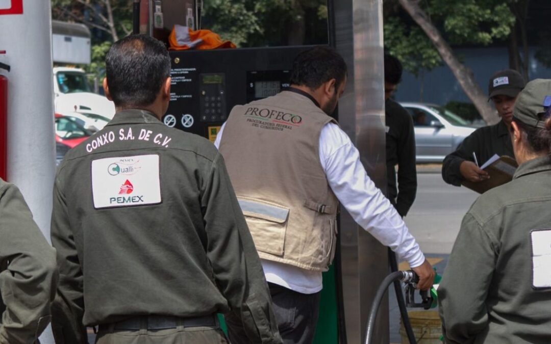 Acúsalos con Profeco: Cómo denunciar si no te despachan litros de a litro en la gasolinera