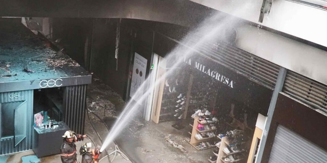 Incendio en plaza Las Américas: Así inició el fuego (VIDEO)