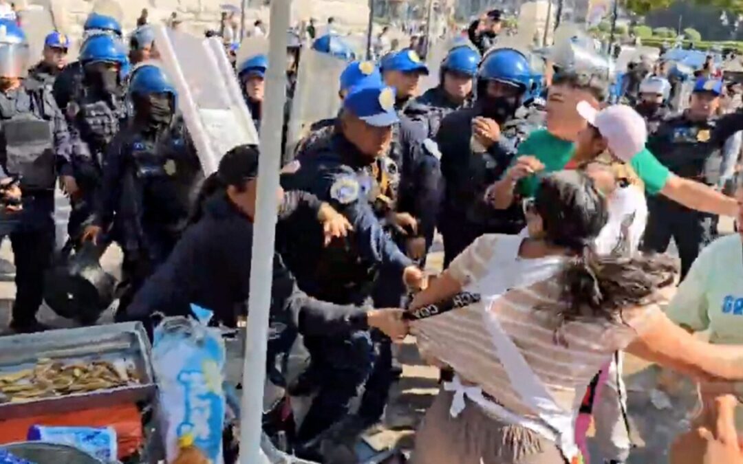¿Con salsa de la que pica? Vendedores de comida chocan con policías en la Alameda Central