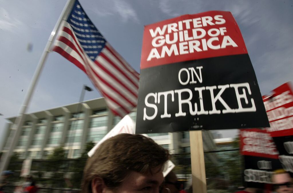 Huelga de guionistas en Hollywood: Detienen series y películas para exigir mejores salarios