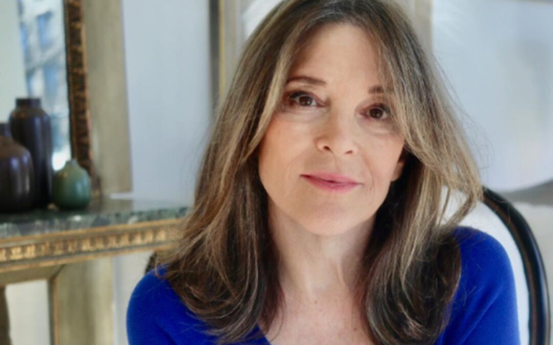 ‘Hay tiro’: ¿Quién es Marianne Williamson, escritora que peleará a Biden candidatura para 2024?