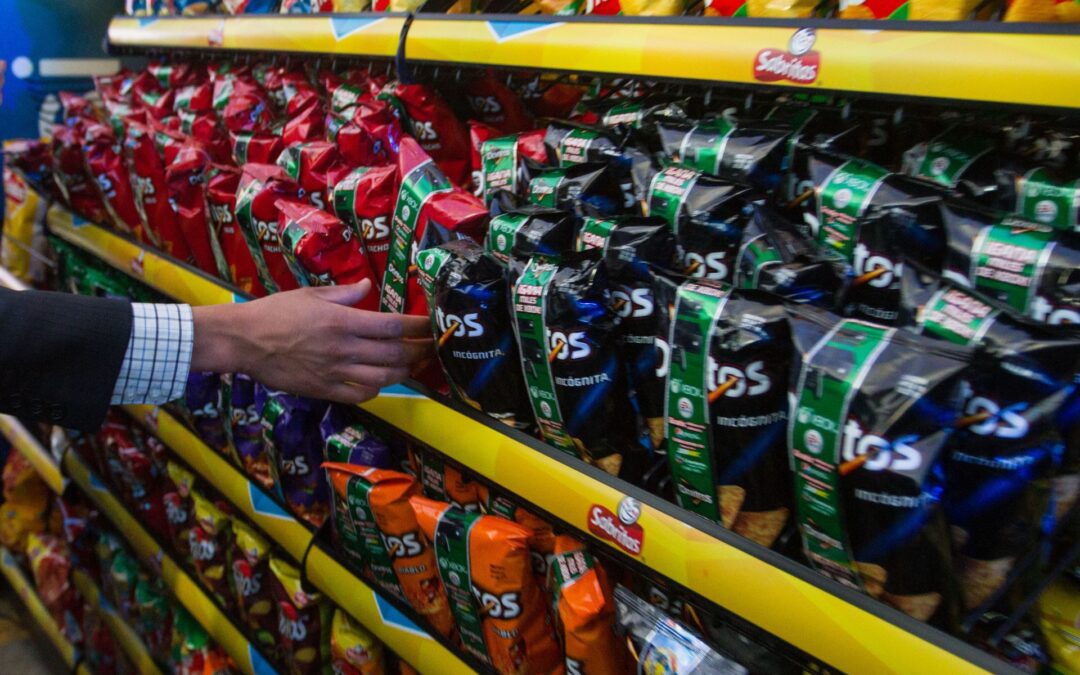 ¿Qué sabemos del plan de Sheinbaum para expulsar los refrescos y las papitas de las escuelas?