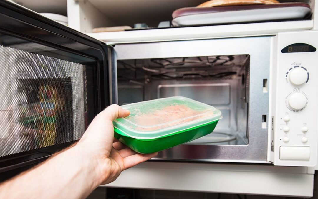 ¿Cómo saber si un recipiente es apto para microondas?