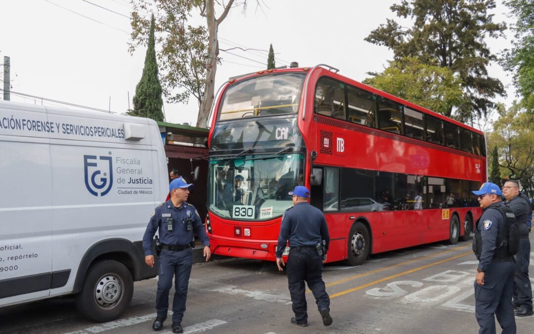 Tragedia en el Metrobús: Muere mujer adulta mayor tras caer de segundo piso de autobús en Línea 7