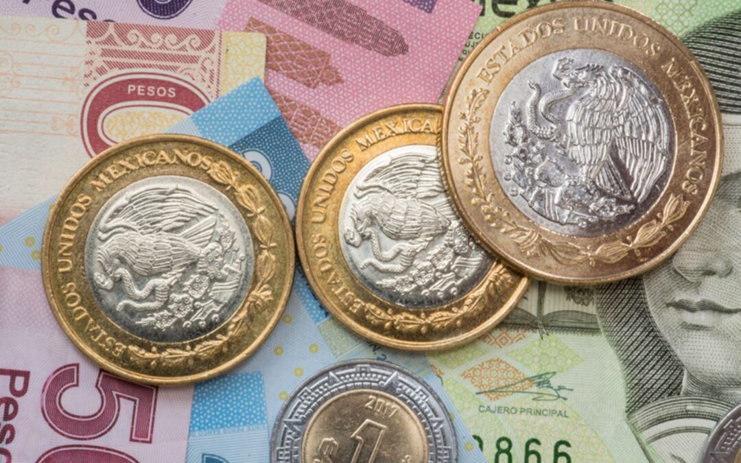 Peso ‘aprovecha’ los datos económicos de EU y avanza ante el dólar