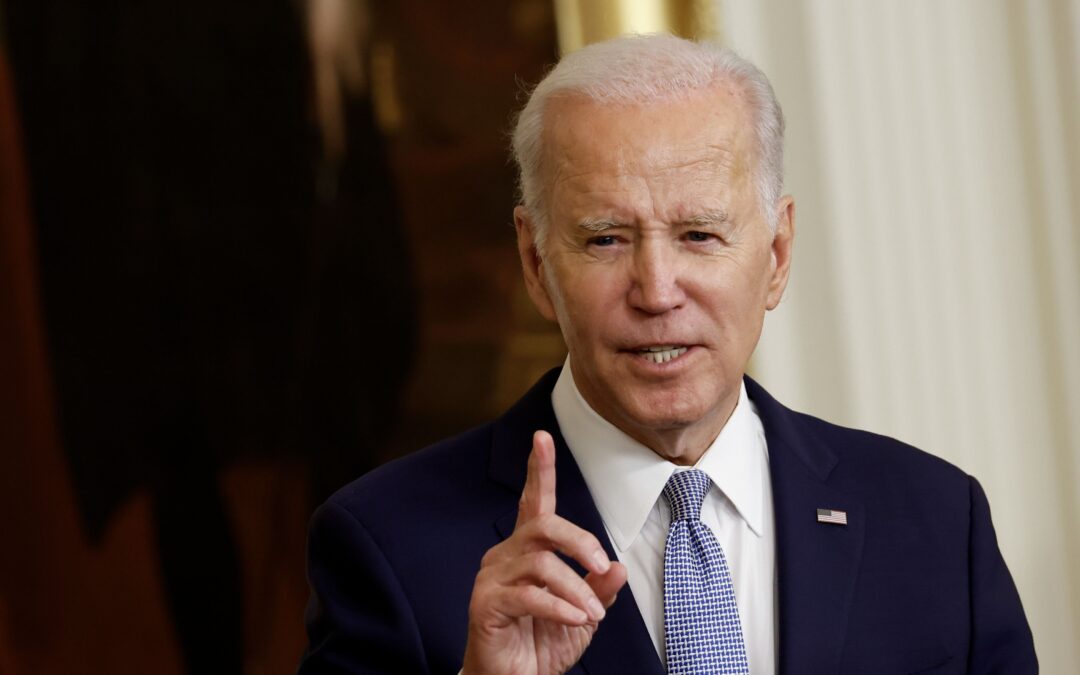 Aprobación de Joe Biden llega a su mínimo histórico y se rezaga en preferencias ante Trump