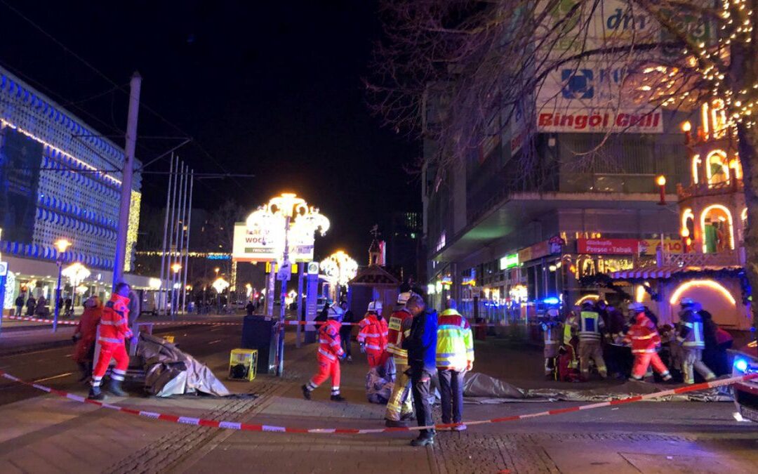 Conductor embiste a personas en mercado navideño de Alemania; hay al menos un muerto