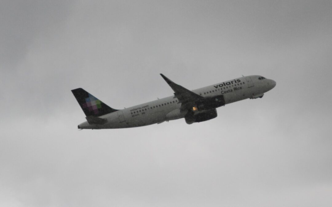 Desvío de Vuelo de Volaris: ¿Qué castigo enfrentaría el pasajero que intentó secuestrar un avión?