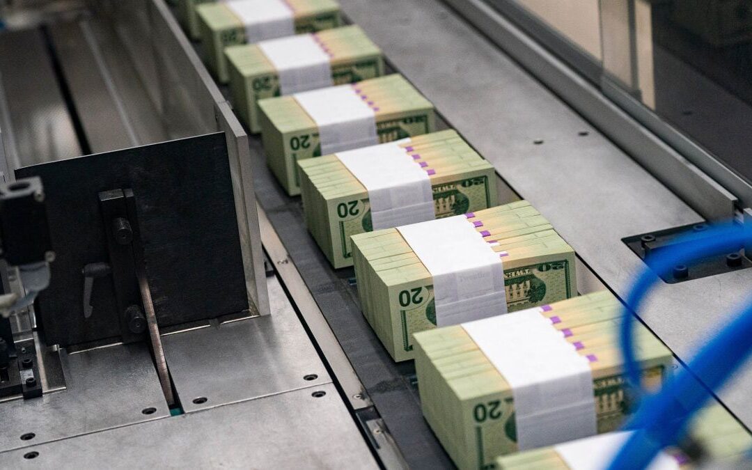 El dólar ya se ‘echó sus tamales’: Cierra su mejor semana en 3 meses gracias a aranceles de Trump