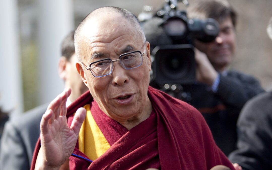 Dalai Lama, señalado de abuso por video donde besa a niño en la boca