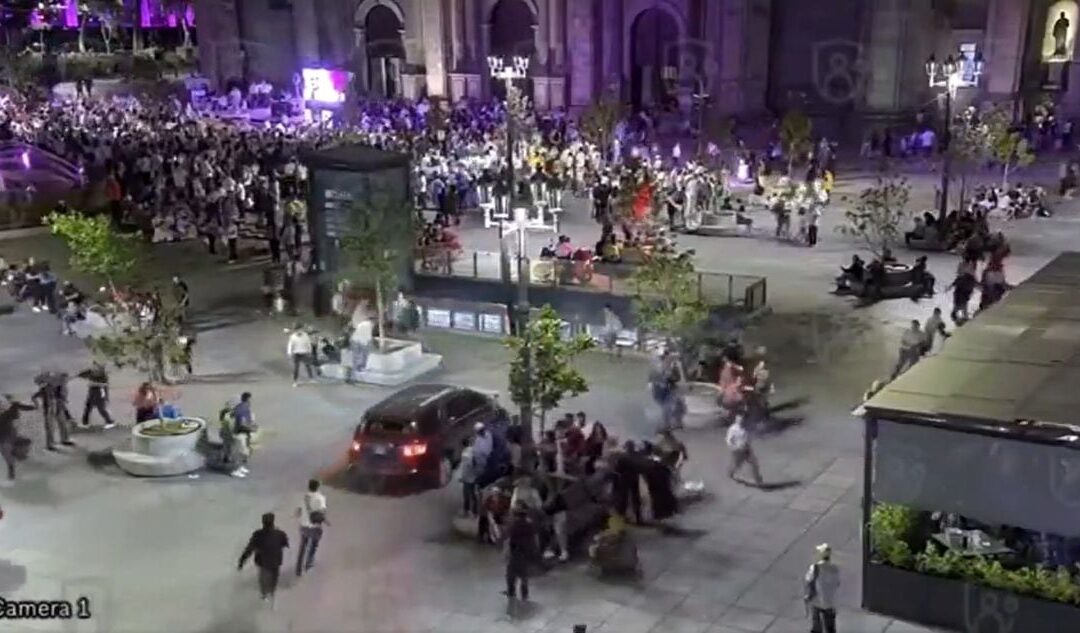 Conductor atropella a multitud en Centro Histórico de Guadalajara; reportan 16 heridos