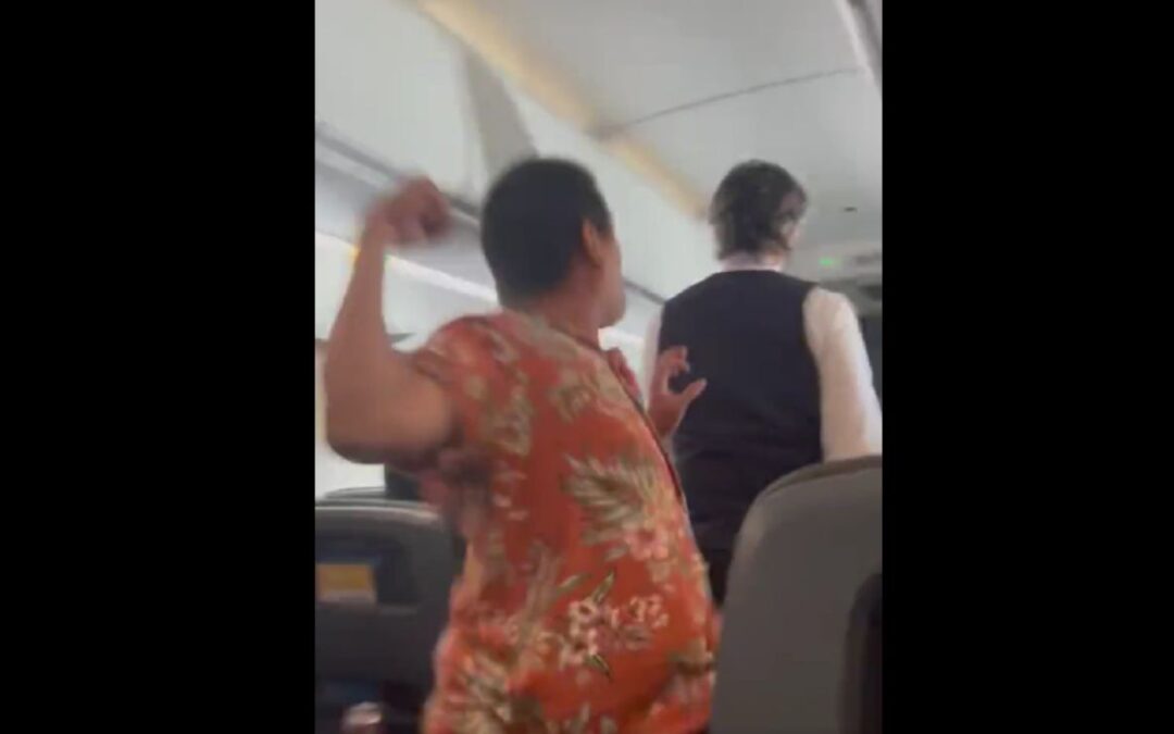 Pasajero golpea ‘por sorpresa’ en la nuca a sobrecargo en vuelo de México a Los Ángeles