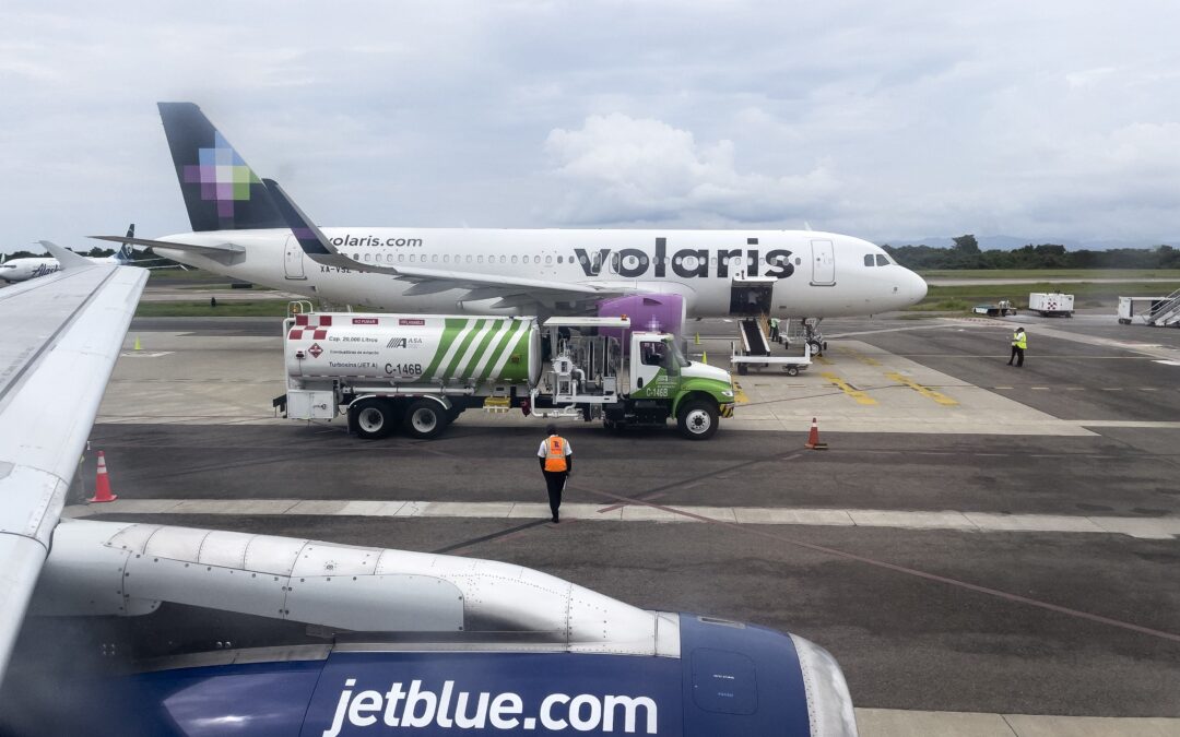 Volaris enfrenta ‘turbulencias’: Miedo a deportaciones frena los vuelos a EU