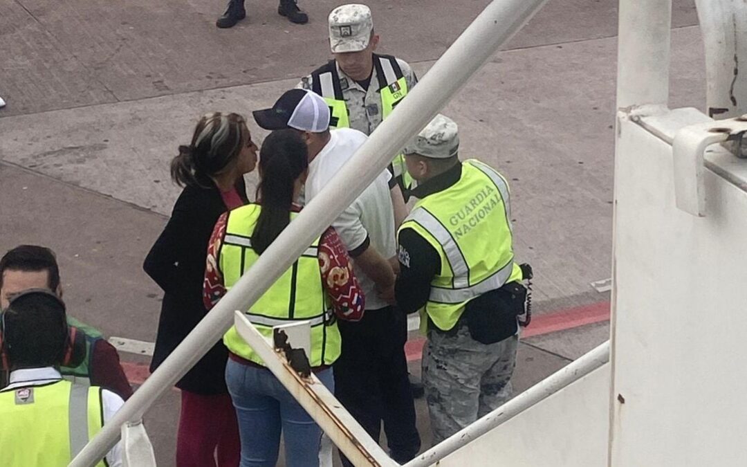 Mario ‘N’, el hombre que intentó desviar un avión de Volaris, se reporta estable en el hospital