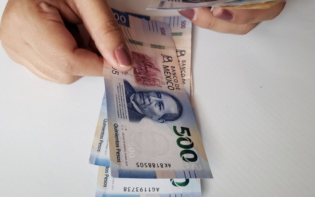 Peso se ‘sacude’ turbulencia de sector bancario y le gana la semana al dólar
