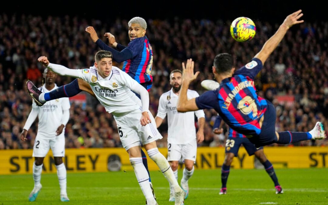 Barcelona se lleva El Clásico ante Real Madrid de último minuto y ‘acaricia’ el trofeo de La Liga